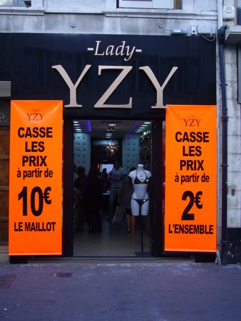 Pose de BACHES avec décoration adhésive pour les Boutiques YZY sur Marseille et Aix en Provence.