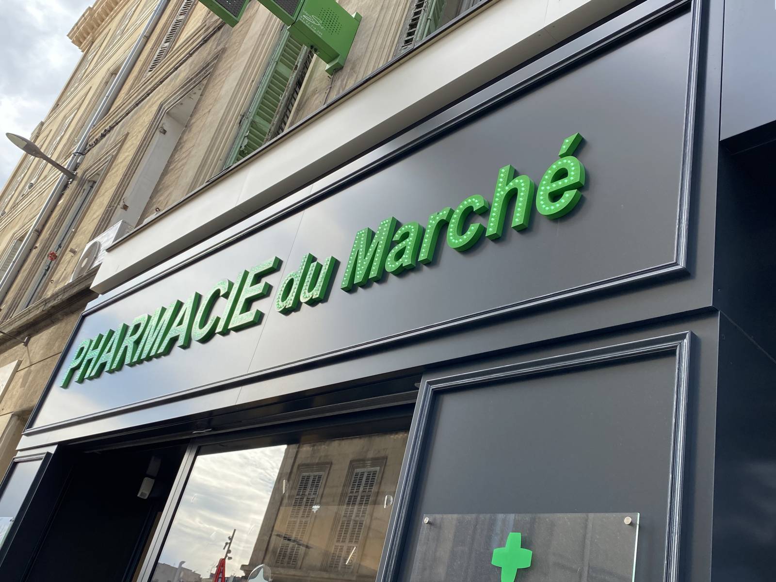 Fabrication d’enseigne pour la Pharmacie du Marché à Marseille 13001