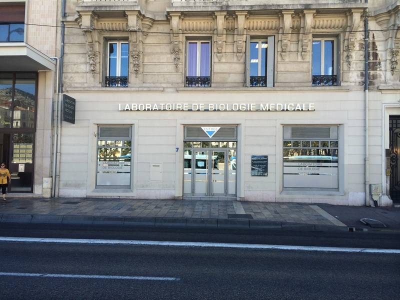 Fabrication et pose de façade de pharmacie, pour un habillage complet sur mesure à Marseille